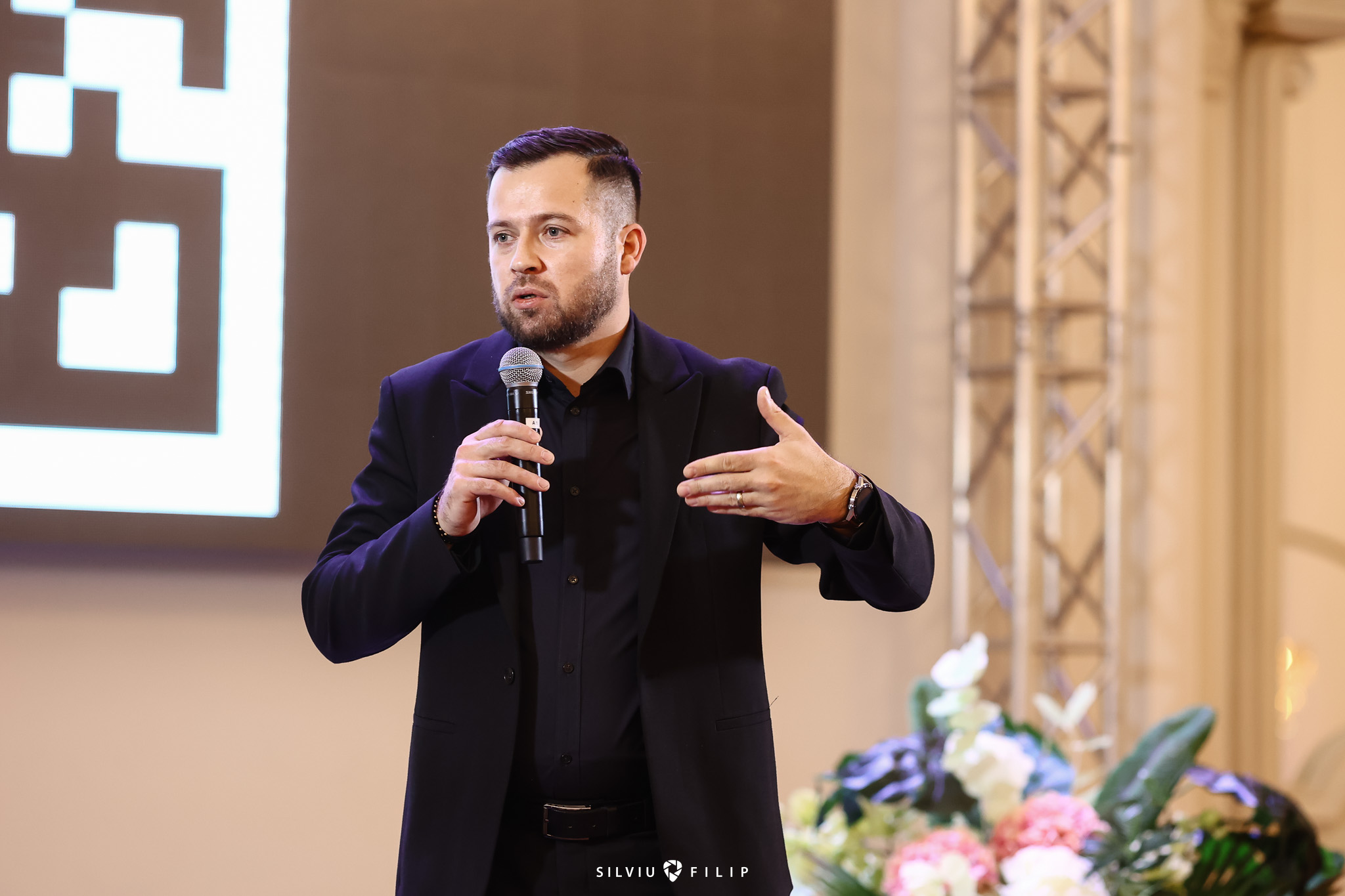 consultant management producție discutând organigrama cu echipa